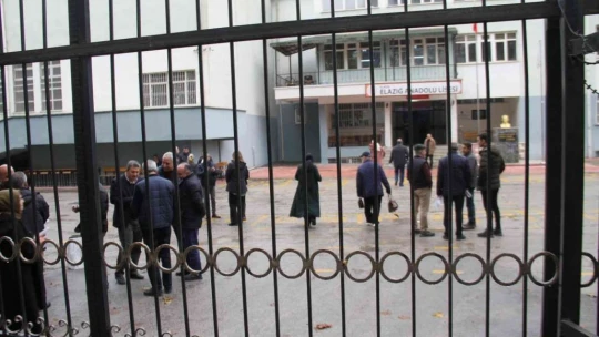 Uzun yıllar sonra sınava giren öğretmenlerden öğrencilere uyarı