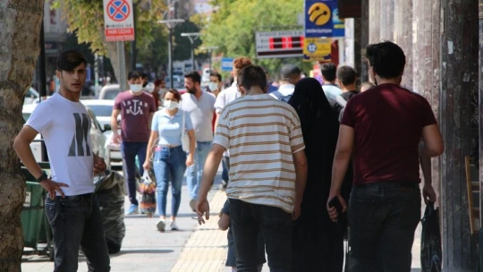 Vaka sayısının en çok arttığı Elazığ'da maskesiz vatandaş, herkesi maske takmaya davet etti