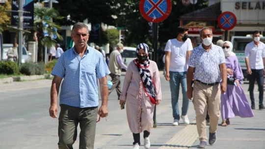 Vaka sayısının en çok arttığı Elazığ'da maskesiz vatandaş, herkesi maske takmaya davet etti