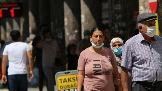 Vakaların arttığı, maskelerin çene altına indiği Elazığ HES uygulamasında kızardı