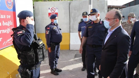 Vali Erkaya Yırık, güvenlik güçlerinin bayramını kutladı