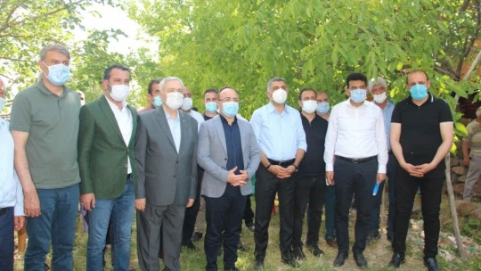 İl protokolü depremin vurduğu köylerde
