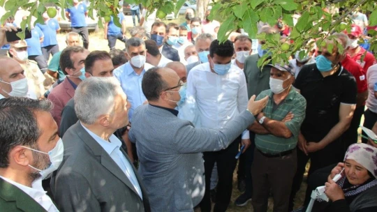 İl protokolü depremin vurduğu köylerde