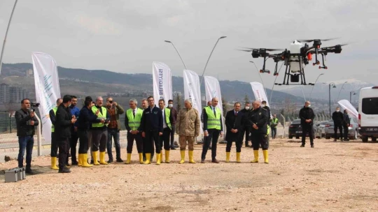 Vali Ömer Toraman, lavanta bahçesini dron ile ilaçladı