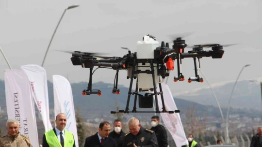 Vali Ömer Toraman, lavanta bahçesini dron ile ilaçladı