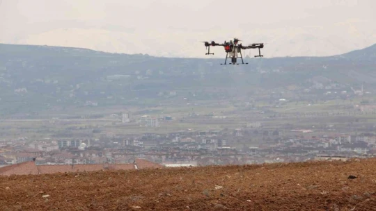 Vali Ömer Toraman, lavanta bahçesini dron ile ilaçladı