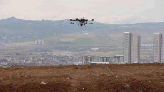 Vali Ömer Toraman, lavanta bahçesini dron ile ilaçladı