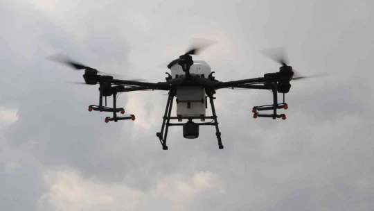 Vali Ömer Toraman, lavanta bahçesini dron ile ilaçladı