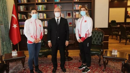 Vali Toraman başarılı boksörlerle bir araya geldi