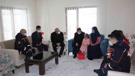 Vali Toraman depremden yakınlarını kaybeden ailelerle bir araya geldi