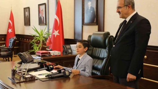 Vali Toraman koltuğunu 4. sınıf öğrencisi Alper'e devretti