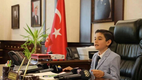 Vali Toraman koltuğunu 4. sınıf öğrencisi Alper'e devretti