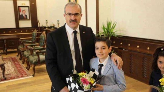 Vali Toraman koltuğunu 4. sınıf öğrencisi Alper'e devretti