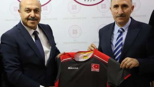 Vali Toraman ve Rektör Göktaş milli takım ile bir araya geldi