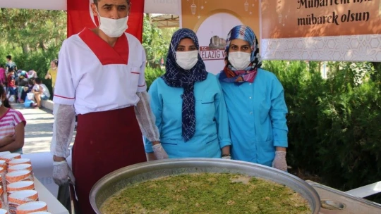 Vali Yırık, konteyner kentte kalan vatandaşlara aşure ikramında bulundu