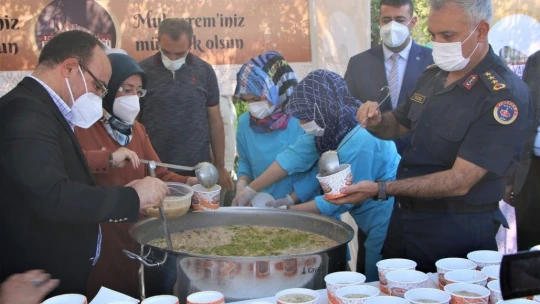 Vali Yırık, konteyner kentte kalan vatandaşlara aşure ikramında bulundu
