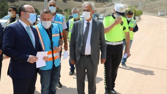 Vali Yırık, trafik kazası olan bölgelerde incelemelerde bulundu