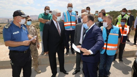 Vali Yırık, trafik kazası olan bölgelerde incelemelerde bulundu