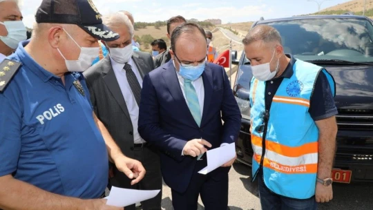 Vali Yırık, trafik kazası olan bölgelerde incelemelerde bulundu