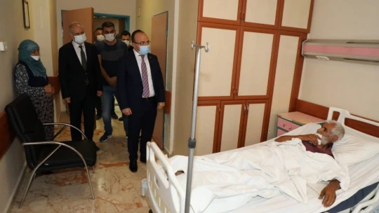 Vali Yırık, trafik kazasında yaralanan Dr. Öğr. Üyesi Dikici ile bir araya geldi