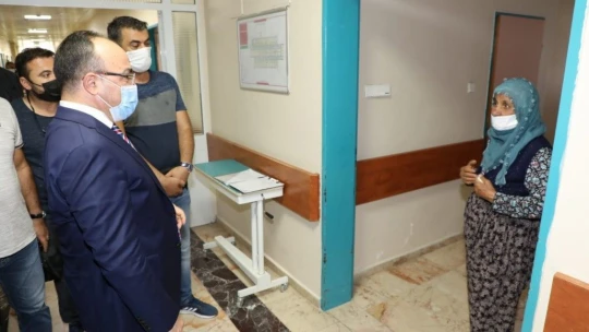 Vali Yırık, trafik kazasında yaralanan Dr. Öğr. Üyesi Dikici ile bir araya geldi
