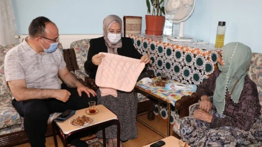 Vali Yırık, Zafer Bayramı'nda 99 yaşındaki Pembe nine ile bir araya geldi