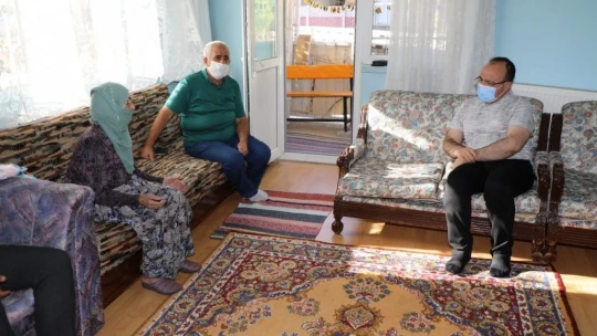 Vali Yırık, Zafer Bayramı'nda 99 yaşındaki Pembe nine ile bir araya geldi