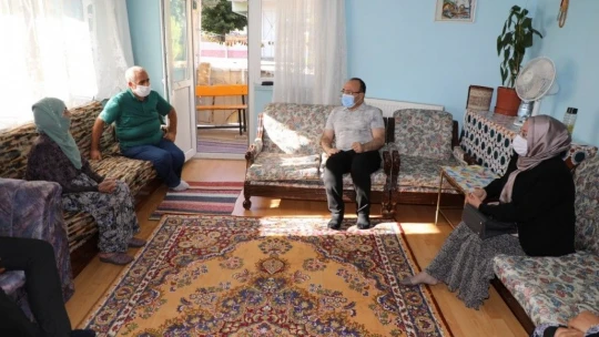 Vali Yırık, Zafer Bayramı'nda 99 yaşındaki Pembe nine ile bir araya geldi