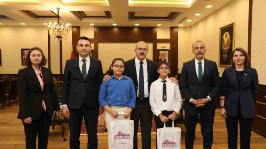 Valilik koltuğuna oturdu, ' Mahallere kütüphaneler kuracağım'