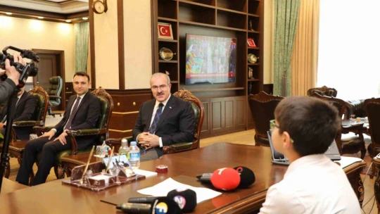 Valilik koltuğuna oturdu, ' Mahallere kütüphaneler kuracağım'