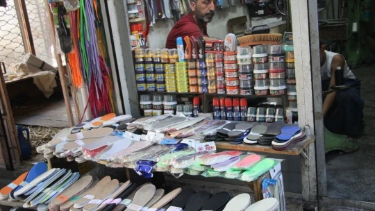 Vatandaşlar eskiyi atınca ayakkabı tamirciliği de unutuldu