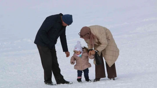Vatandaşlar Hazarbaba Kayak Merkezine akın etti