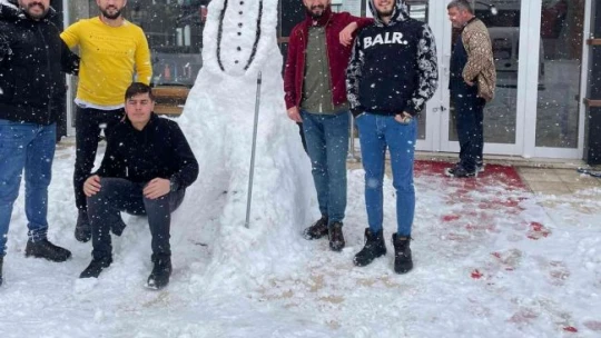 Vatandaşlar kardan adam yaparken hünerlerini sergiledi