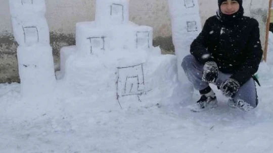 Vatandaşlar kardan adam yaparken hünerlerini sergiledi