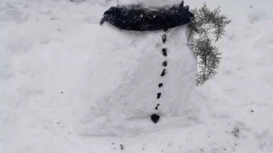 Vatandaşlar kardan adam yaparken hünerlerini sergiledi