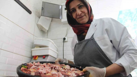 Vejetaryen olması kasap olmasına engel olmadı, çalışma titizliğiyle erkeklere taş çıkardı
