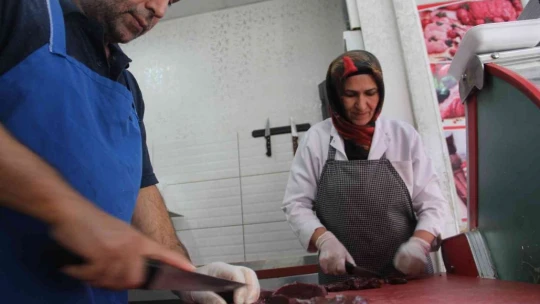 Vejetaryen olması kasap olmasına engel olmadı, çalışma titizliğiyle erkeklere taş çıkardı