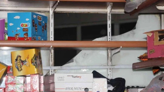 Vicdansız hırsız, fare gibi girdiği büfeden malzemelerle birlikte hayır kumbarasını da çaldı