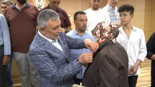 AK Parti'ye Geçen Karatepe İle Birlikte Yeni Katılımcılara Rozetleri Takıldı