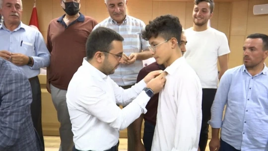 AK Parti'ye Geçen Karatepe İle Birlikte Yeni Katılımcılara Rozetleri Takıldı