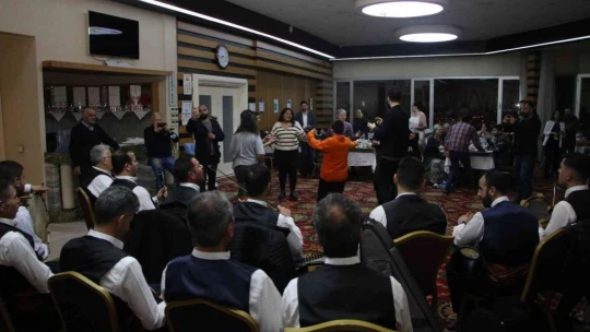 Yabancı turistler Türk Gecesinde doyasıya eğlendi