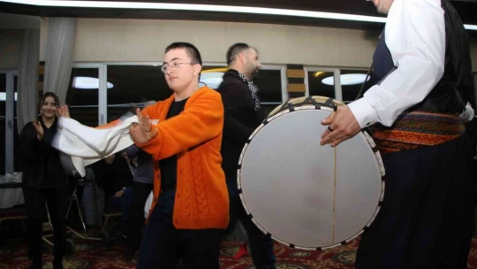 Yabancı turistler Türk Gecesinde doyasıya eğlendi
