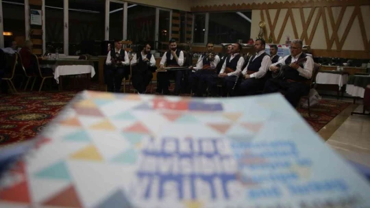 Yabancı turistler Türk Gecesinde doyasıya eğlendi