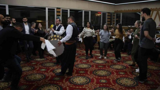 Yabancı turistler Türk Gecesinde doyasıya eğlendi
