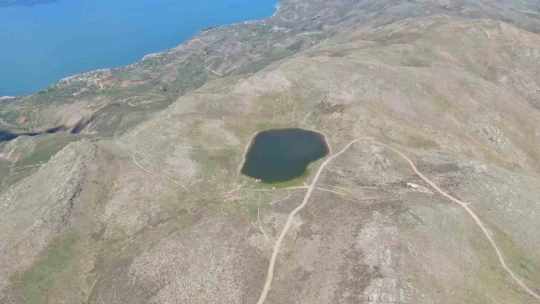 Yağışlar arttı, Hazababa Dağı'ndaki göl tekrar doldu