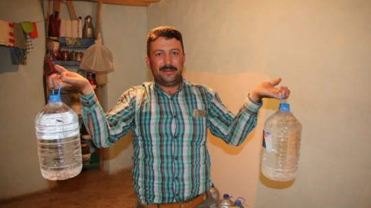 Yağışlar olmayınca çeşmeler kurudu, içecekleri suyu bidonlarla getiriyorlar