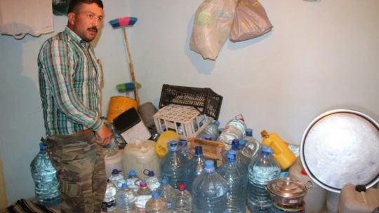 Yağışlar olmayınca çeşmeler kurudu, içecekleri suyu bidonlarla getiriyorlar