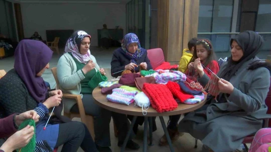 Yaşı küçük ama gönlü büyük, kendisi gibi depremzede çocuklar için bere ve atkı örüyor