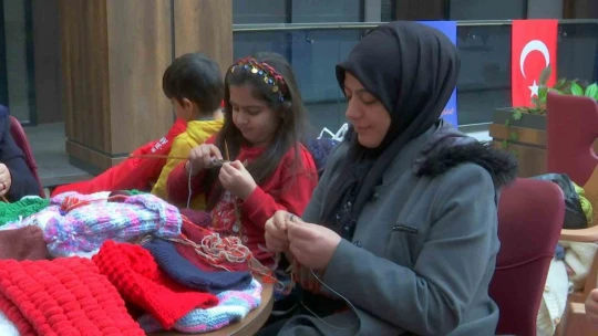 Yaşı küçük ama gönlü büyük, kendisi gibi depremzede çocuklar için bere ve atkı örüyor