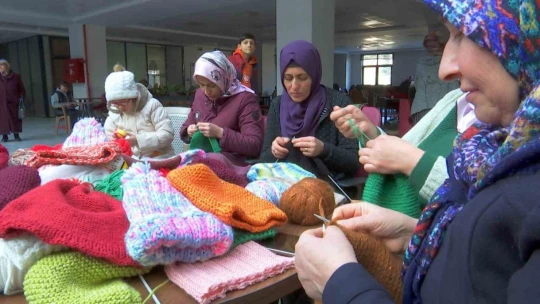 Yaşı küçük ama gönlü büyük, kendisi gibi depremzede çocuklar için bere ve atkı örüyor